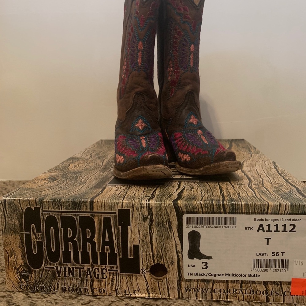 Size 3 big girls corral boots